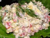 Крабовый салат с огурцом и другими вкусными сочетаниями продуктов