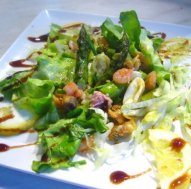 Салат из морского коктейля — легкое, нежное и очень вкусное угощение