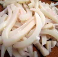 Салат с кальмарами и кукурузой — оригинальные рецепты в простом исполнении!