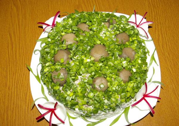 Салат с солеными огурцами
