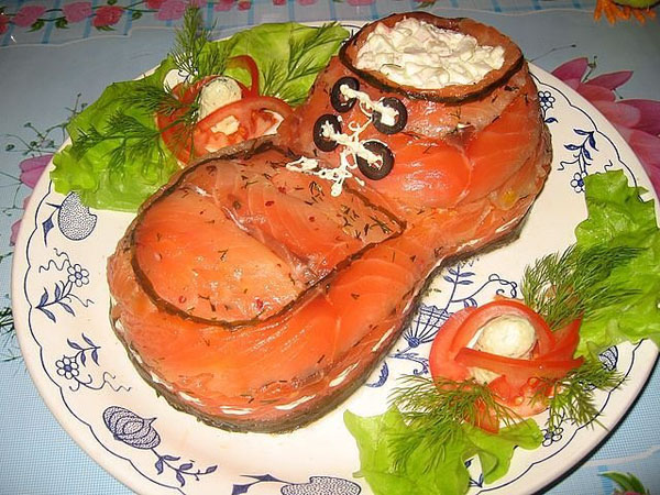 Красиво украшенный салат в виде ботинка